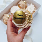 Akril cupcake korong Boldog születésnapot felirattal (arany)