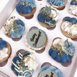 Akril cupcake korong Boldog születésnapot felirattal (ezüst)