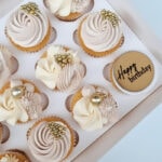 Akril cupcake korong Happy birthday felirattal (arany)