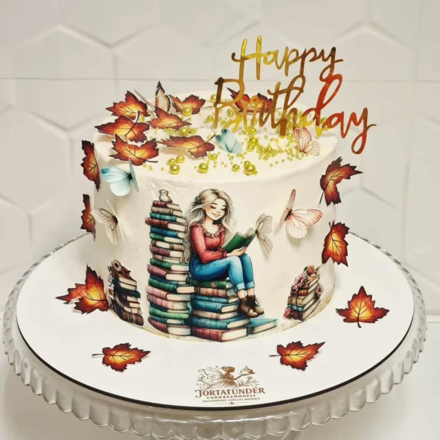 Amikor a falevelek aranyba borulnak és bekuckózós esték jönnek, miért ne ölthetnének a torták is őszi ruhát? 🍂🍁🍂
Tortaostyáinkkal nem csak díszítesz – történetet mesélsz a tortádon: könyvek, pillangók, levelek, hangulatok, amik igazán különlegessé teszik az alkotásodat.👉 Nézd meg az őszi kollekciót: https://tortaostyanyomtatas.hu/termekkategoria/osz-halloween/Hegedűsné Lipcsei Mónika munkája. Köszönjük a képet! :)
#tortaostya #tortaostyanyomtatás #tortadekoráció #őszitortadekoráció #őszitortaostya #magyarvállalkozás
