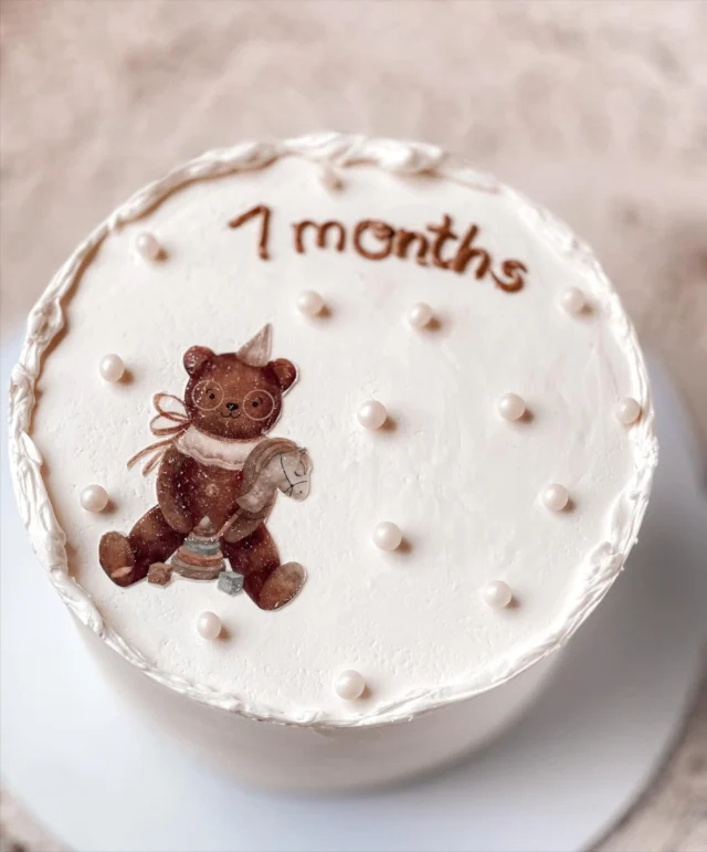 5 szeletes baba torta kindercsoki mousse ízben első hónapra🐻✨🤎
.
.
.
#onemonthbirthday👶🏻🍼❤️🎀 #onemonths #egyhónapos #babycake #babycakesmash #babystagram #cakesofinstagram #dessertsofinstagram #dessertgasm#ostyadekor #tortaostyanyomtatás