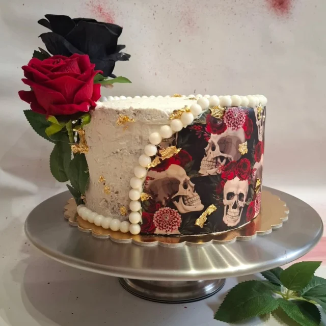 Fekete, arany és mélyvörös – az elegancia legsötétebb árnyalatai. 🖤❤️ Ez a torta igazi műalkotás: a tortapapír tapétaminta nyomtatás különleges koponyás-virágos dizájnja, aranyfóliás részletei és a rózsadíszek együtt alkotnak egy kifinomult, mégis merész összhatást. 🌹 Még egy napod van beszerezni a Halloweeni tortadekorációdat! :)
Köszönjük a képet Foltányi Gabriellának! #tortaostyanyomtatás #tortadekoráció #magyarvállalkozás #tortadíszítés