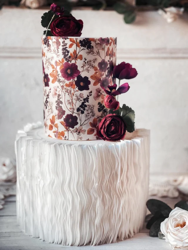 Ez a gyönyörűség akár egy vagány esküvői torta is lehetett volna de most egy brutál szülinapi lett🤩
.
.
.
#flowercake #flowercakes #cakes #cakesofinstagram #cakedesign#caketime #cakestagram #cakedecorating #caketopper #cakeshop #cakesmash #cakeboss #womancake #moderncake #moderncakedesigns #bdaygirl #bdayweekend #szülinapitorta #swissbutter #swissbuttercream#fifty #ostyadekor #fiftyyearsold#tortaostyanyomtatás #moderncake #cakedesign #coolcake#foodiesofinstagram #foodgram#dessertgram