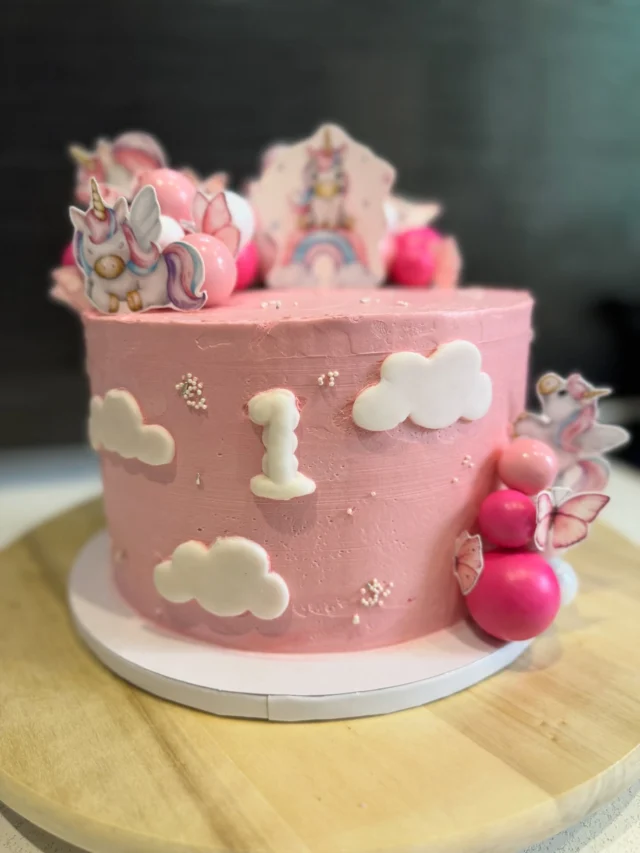 Unikornisos-Pillangós Torta egy kishercegnőnek 👸🏼🦄🦋#strawberries #moussecake #unicorn #butterfly #tortaostyanyomtatás