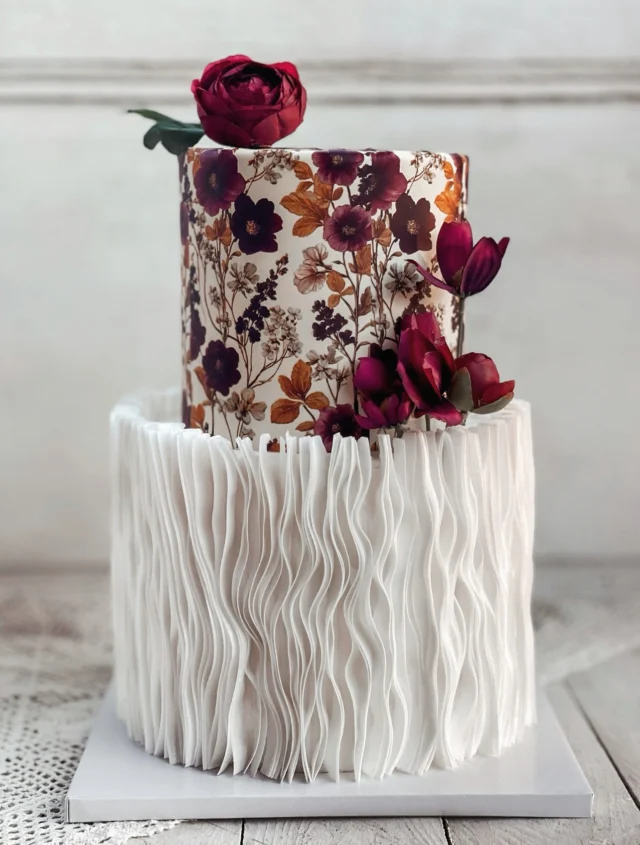 Egy újabb csoda✨
Imádom ha extrábbat kértek💕
Az alsó szint vékony ostyákkal van díszítve,a felső pedig virágos ostyapapír🤩imádok vele dolgozni,végtelenül egyszerű vele a munka,gyönyörű élénk a színe és nagyon puha😍
Megtaláljátok a tortaostyanyomtatas.hu  weboldalán
Az alsó szint kindercsoki mousse a felső pedig joghurtos gyümölcs mousse
.
.
#waferpapercake #waferpaper #tortaostyanyomtatás #moussecake #szülinapitorta