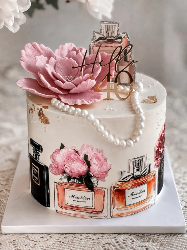 Parfüm,virág , édesség na meg egy  kis ékszer!
Minden itt van amire egy nőnek szüksége van!😁💗A cukorvirágot a saját pici két kezemmel eszkábáltam,közben vért izzadtam🤣
.
.
#womancake  #szülinapitorta #bdaycake #tortaostyanyomtatás #cakeideas